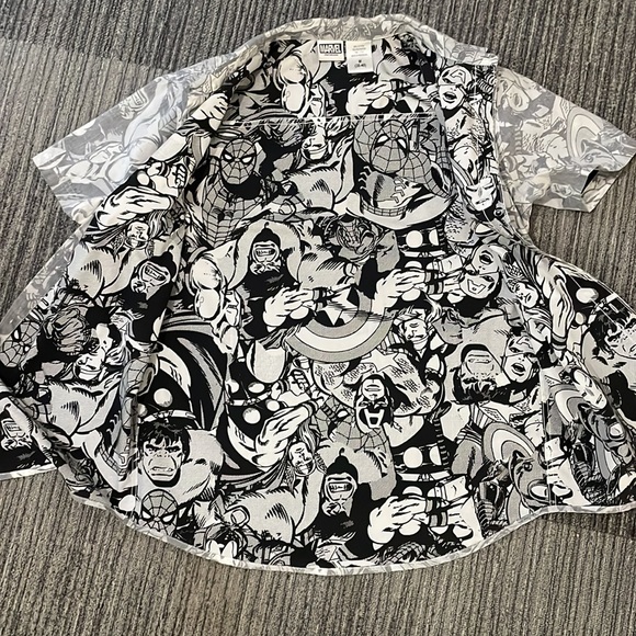 Marvel, grayscale button up T-shirt with print inside and out size medium - Picture 3 of 3